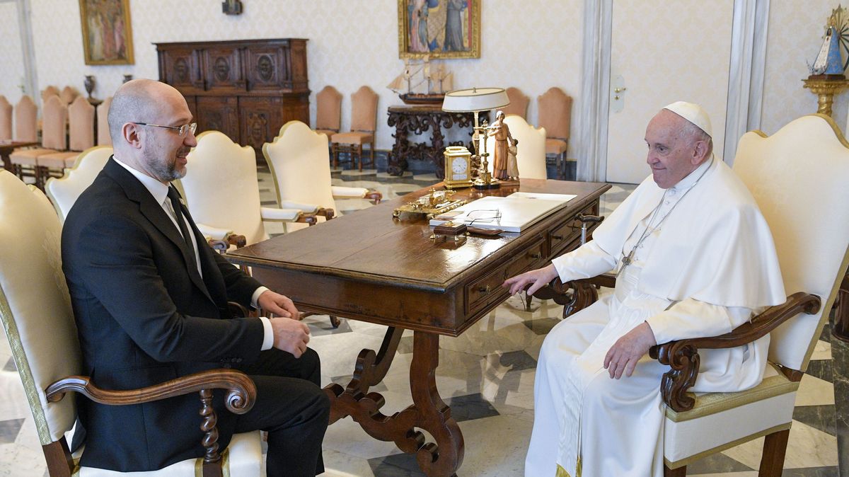Premiér Šmyhal znovu pozval papeže na Ukrajinu. Chce pomoc s návratem dětí